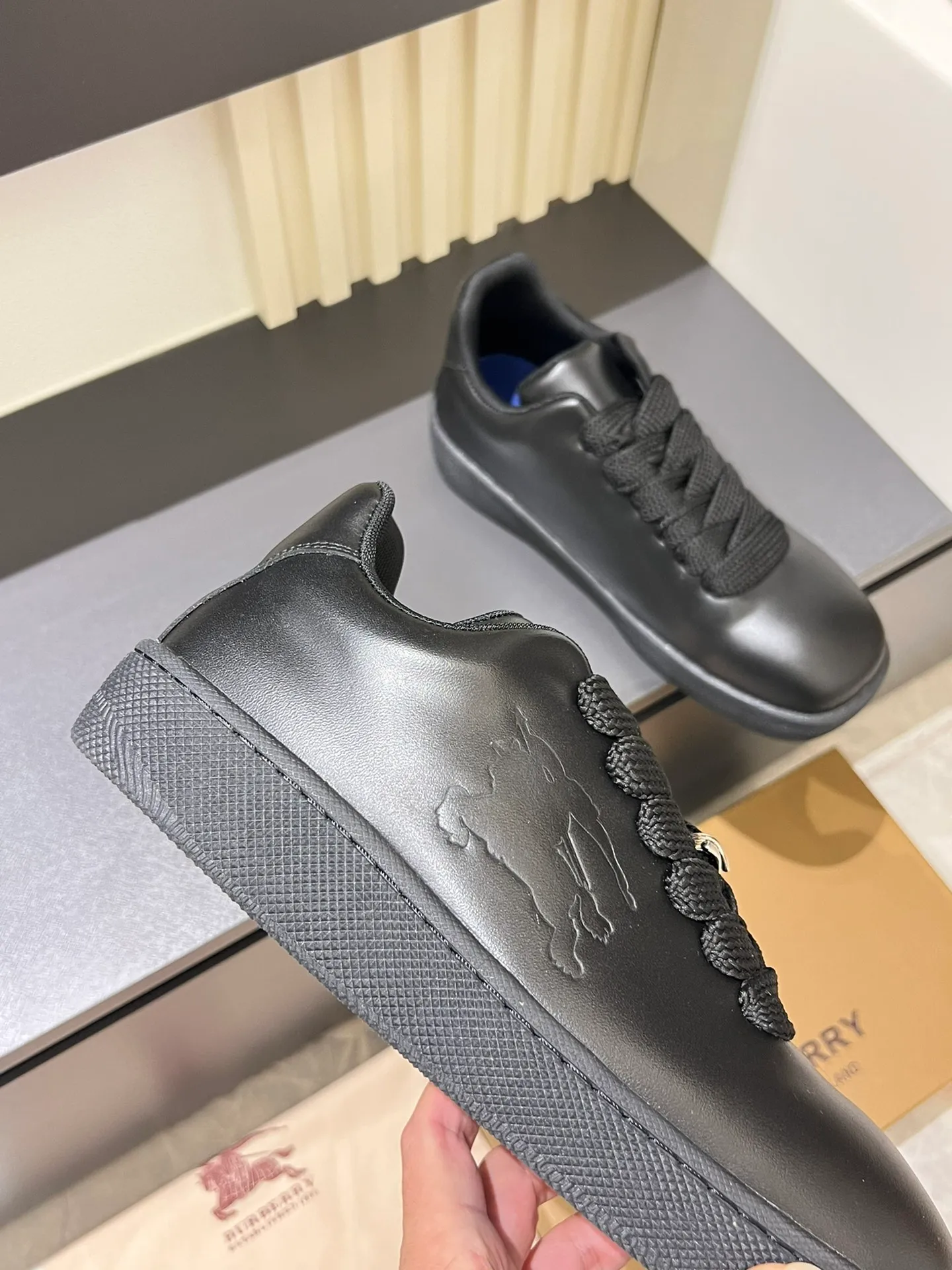 Men's shoes 💰p400 "Burberr*" new thick-soled men's casual sports shoes, cool sneakers and bread shoes, originally purchased and developed, the top version of the Box series sports shoes, made of smooth calfskin fabric, embellished with embossed Equestrian Knight logo (EKD). Made of mesh lining, the laces are decorated with metal coils, the rubber soles are decorated with the Burberry letter logo, and the original molded 3.5CM two-color T men's shoes 💰pU outsole! Male 38-44 (45 customized)